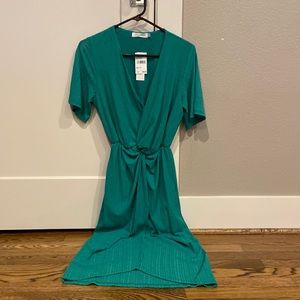 Green V-Neck Dress. Size XS. Ribbed material. New with tags